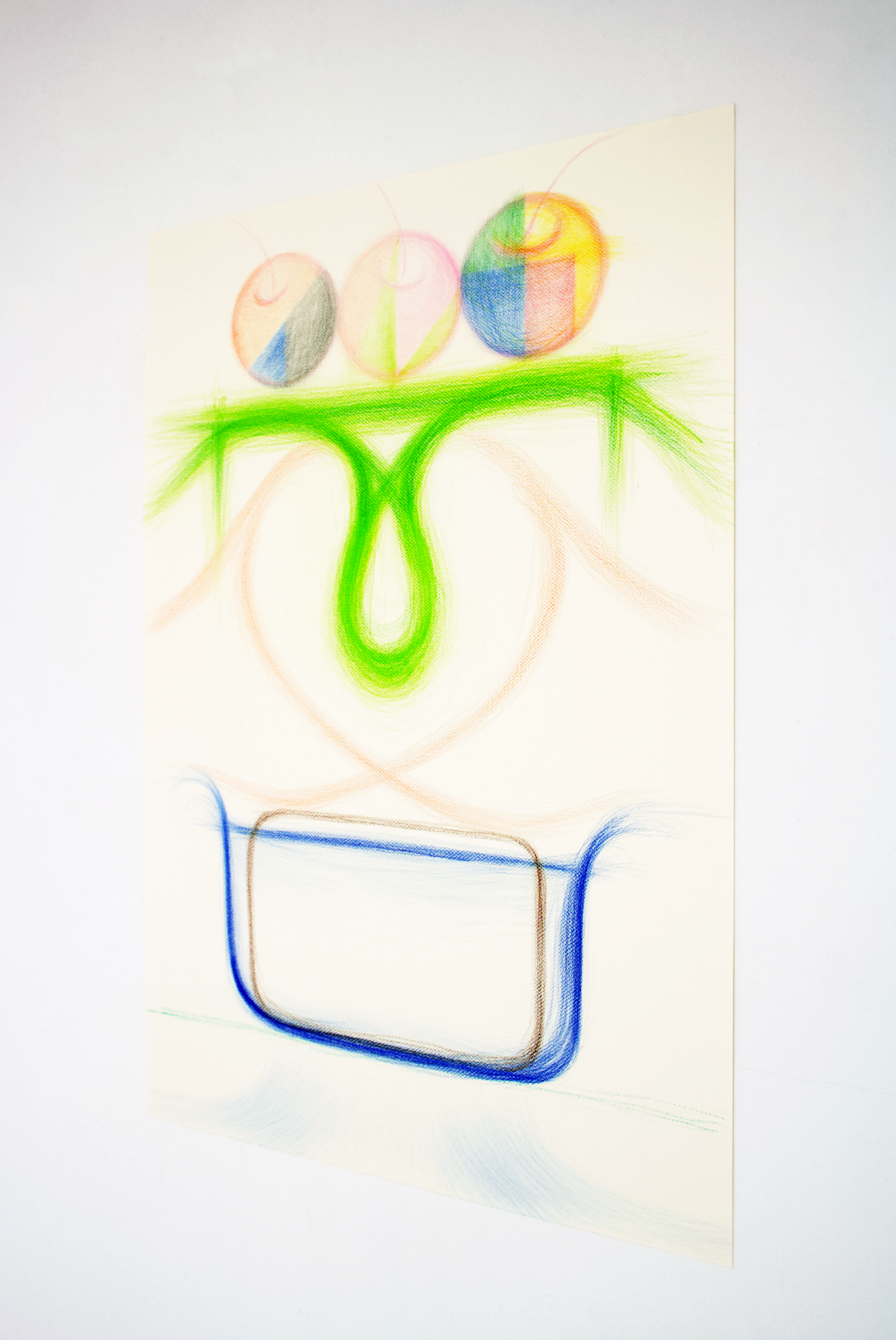 浴槽の中に土の塊を置き、水を張る。 3つのリンゴをそれぞれイ、ル、カに切り分け、トレーに並べる。 それを頭上に掲げながら、浴槽を跨ぐように縁に足をかけ立ち上がる。