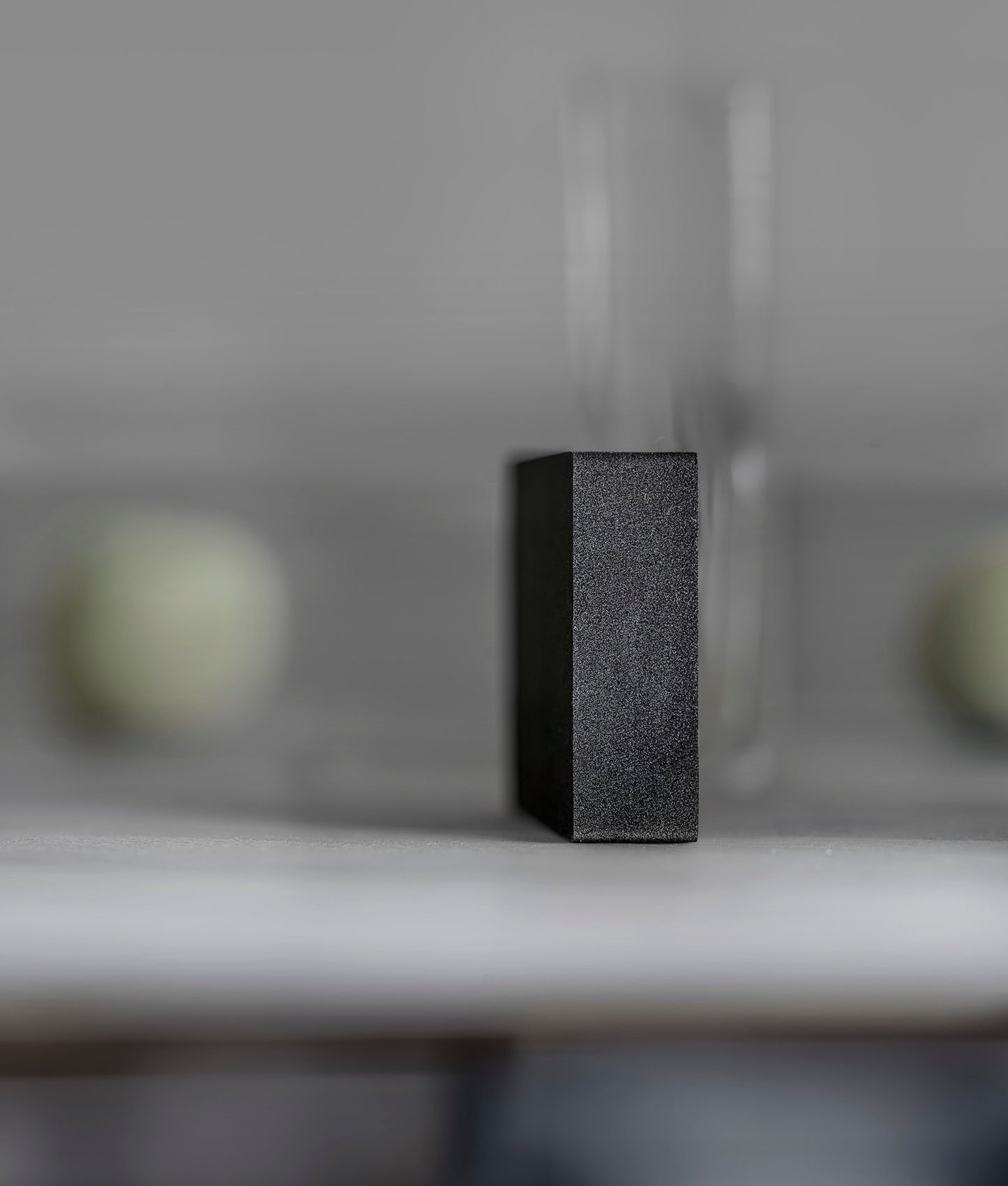 卓上の静物ー黒い表面と2つの緑のボール