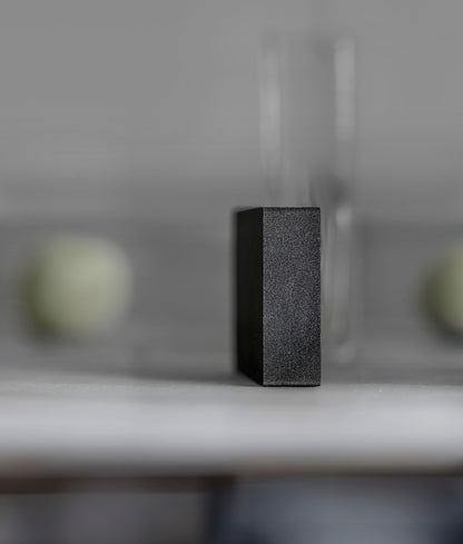 卓上の静物ー黒い表面と2つの緑のボール