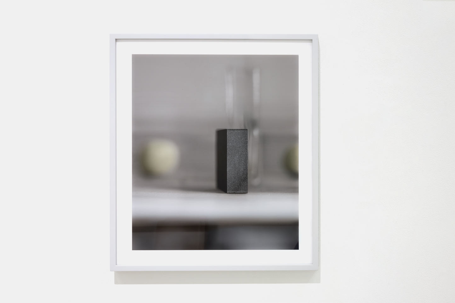 卓上の静物ー黒い表面と2つの緑のボール