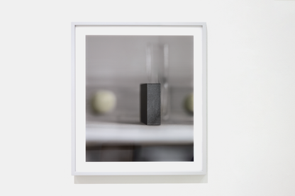 卓上の静物ー黒い表面と2つの緑のボール