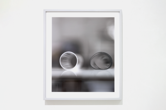 卓上の静物ー間にある2つの異なる円