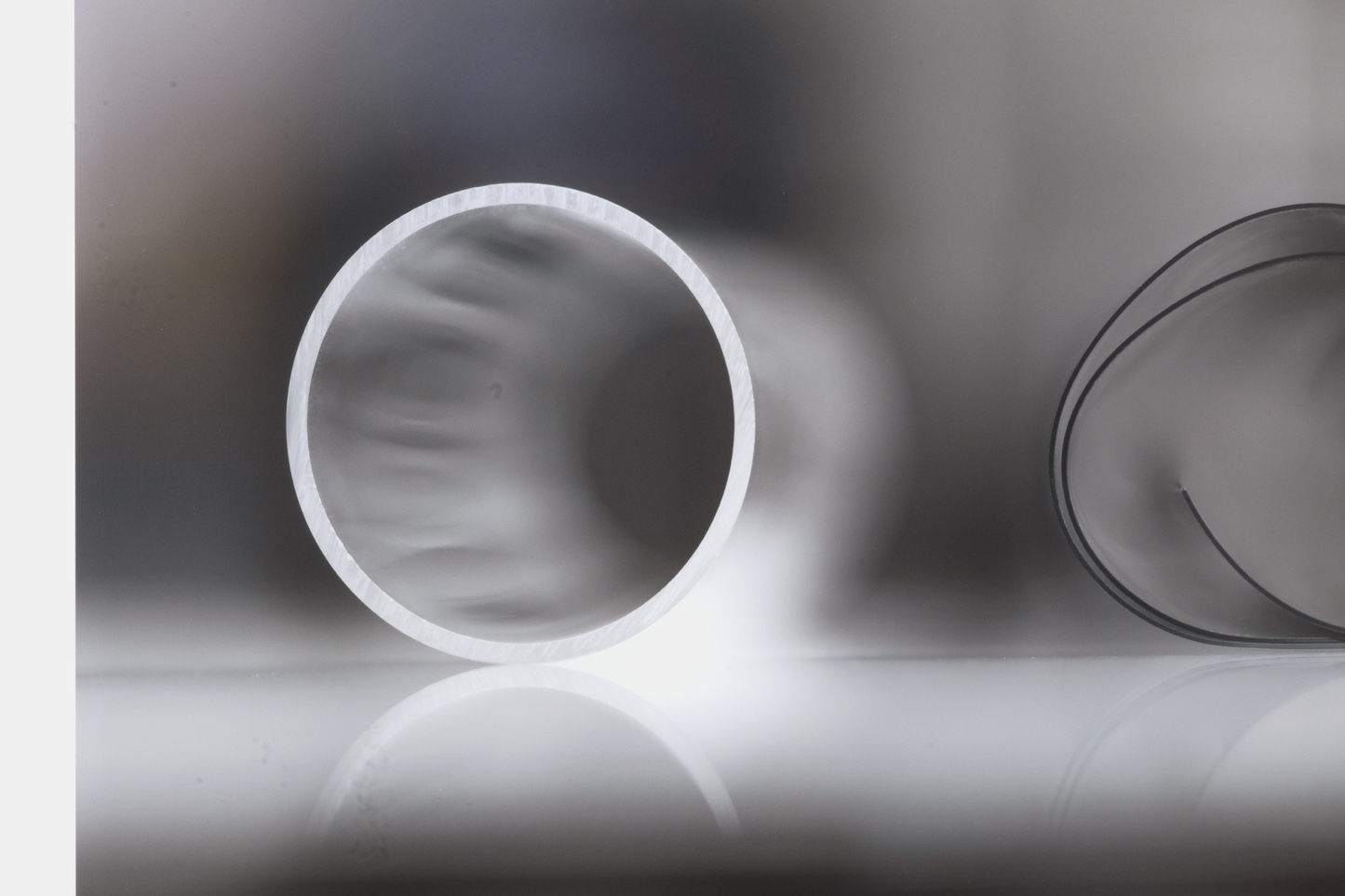 卓上の静物ー間にある2つの異なる円