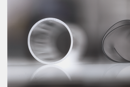 卓上の静物ー間にある2つの異なる円