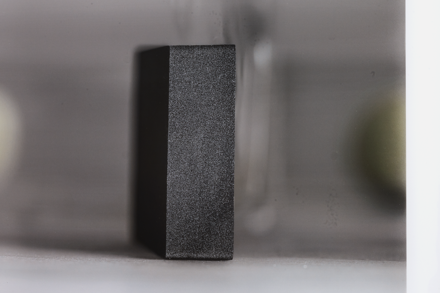 卓上の静物ー黒い表面と2つの緑のボール