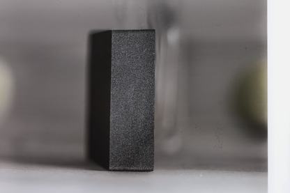 卓上の静物ー黒い表面と2つの緑のボール